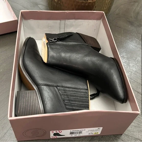 Franco Sarto Women's Spur Pointed Toe Ankle Boot - Picture 2 of 9